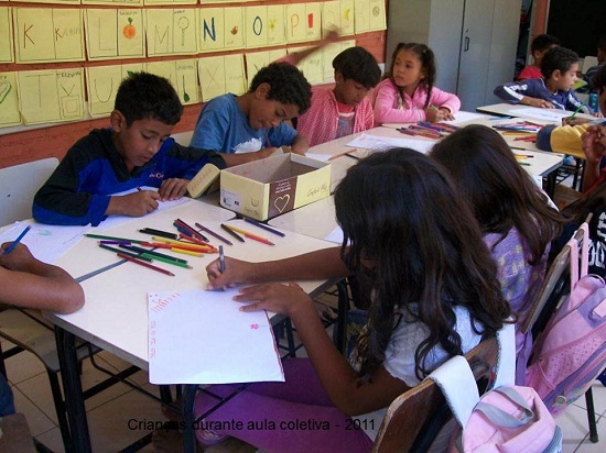 Alunos da etnia Xucuru Kariri fazem atividades pedagógicas. Foto: Arquivo SEE