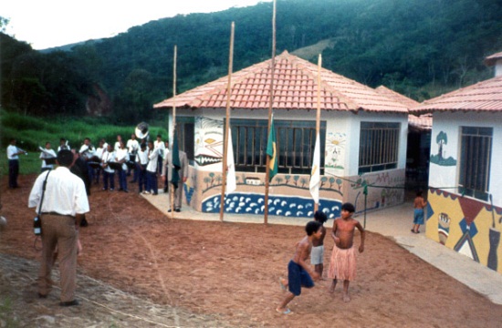 Escola indígena na tribo Pataxó, construída em formato hexagonal. Foto: Arquivo SEE