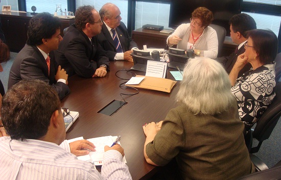Ana Lúcia Gazzola recebeu discutiu temas referentes à questão dos diretores. Fotos: ACS SEE