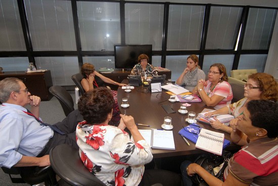 Representantes da SEE em reunião com o Sindicato. FOTO: Renato Cobucci/Secom