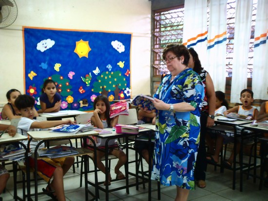 Secretária participa de atividade em sala de aula. FOTO: Geanine Nogueira - ACS SEE