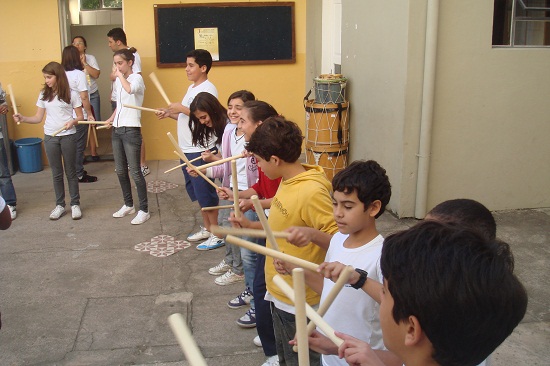 Coordenadores do projeto Iukerê ensinam estudantes de São João algumas técnicas de percussão. Foto: Guilherme Brasil - ACS SEE