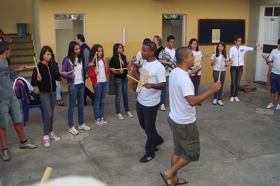 Oficina de percussão dá noção de ritmo, coordenação e movimento aos estudantes. Foto: Guilherme Brasil - ACS SEE