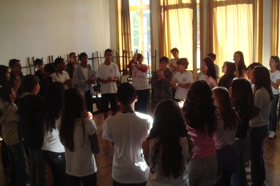 Oficina de técnica vocal trabalha a voz, mas também a expressão corporal dos estudantes. Foto: Guilherme Brasil - ACS SEE