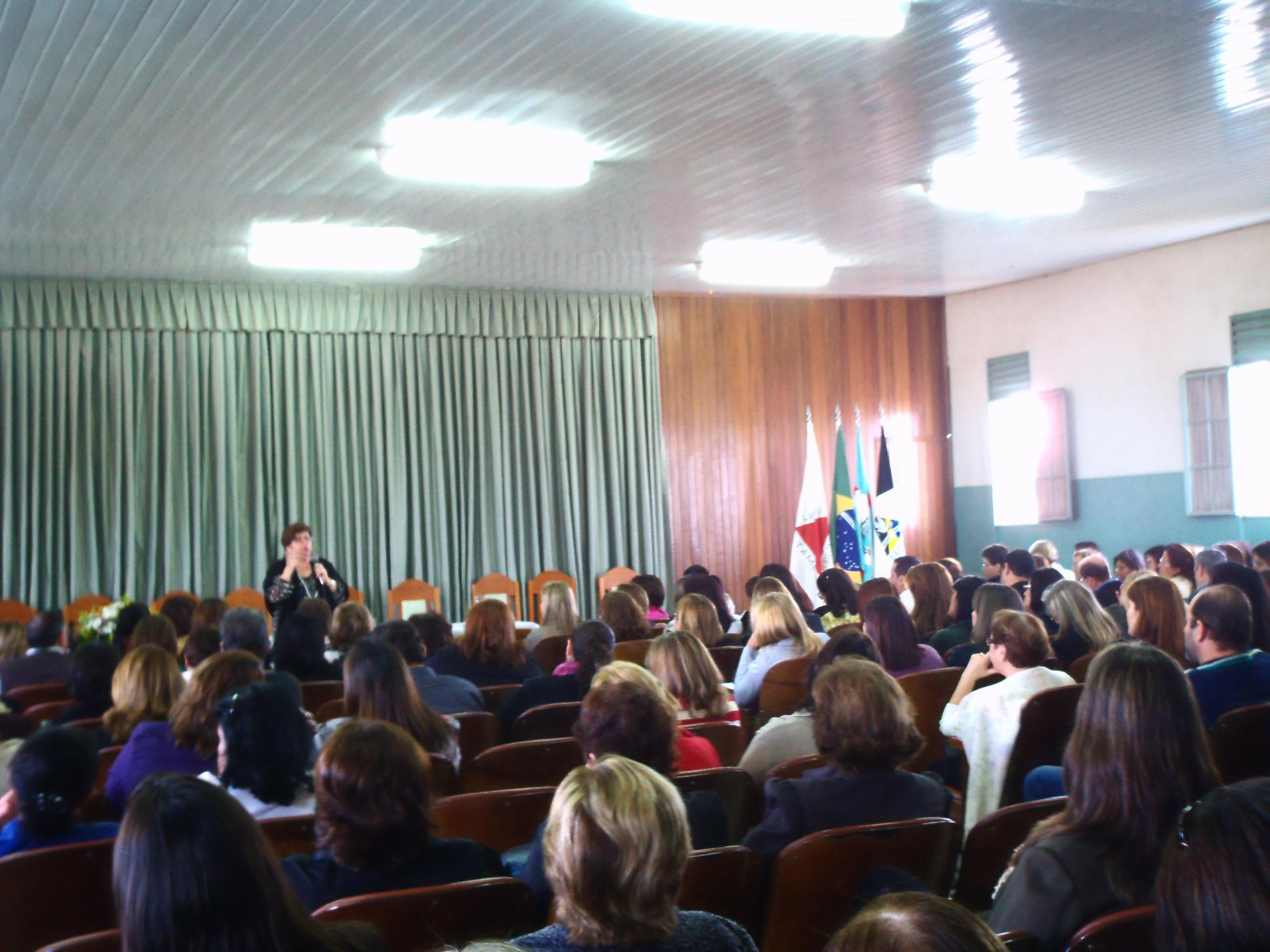 Ana Lúcia Gazzola apresenta as prioridades da gestão 2011-2014 em reunião com educadores das SREs de Passos e de São Sebastião do Paraíso. Foto: Geanine Nogueira -  ACS SEE