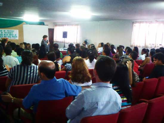 Ana Lúcia Gazzola palestrou para cerca de 100 diretores e funcionários de SRE em Janaúba. Foto: Geanine Nogueira - ACS SEE