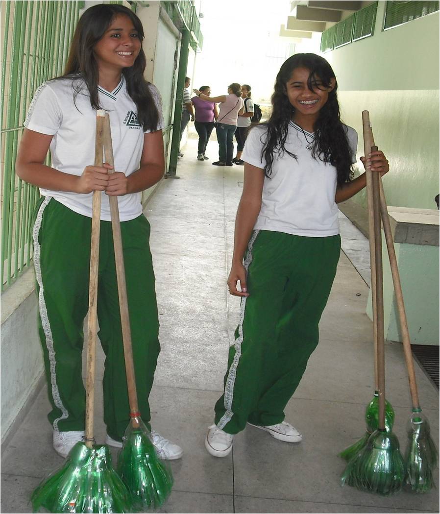 Alunos confeccionam vassouras de garrafa pet. Foto: Arquivo da Escola