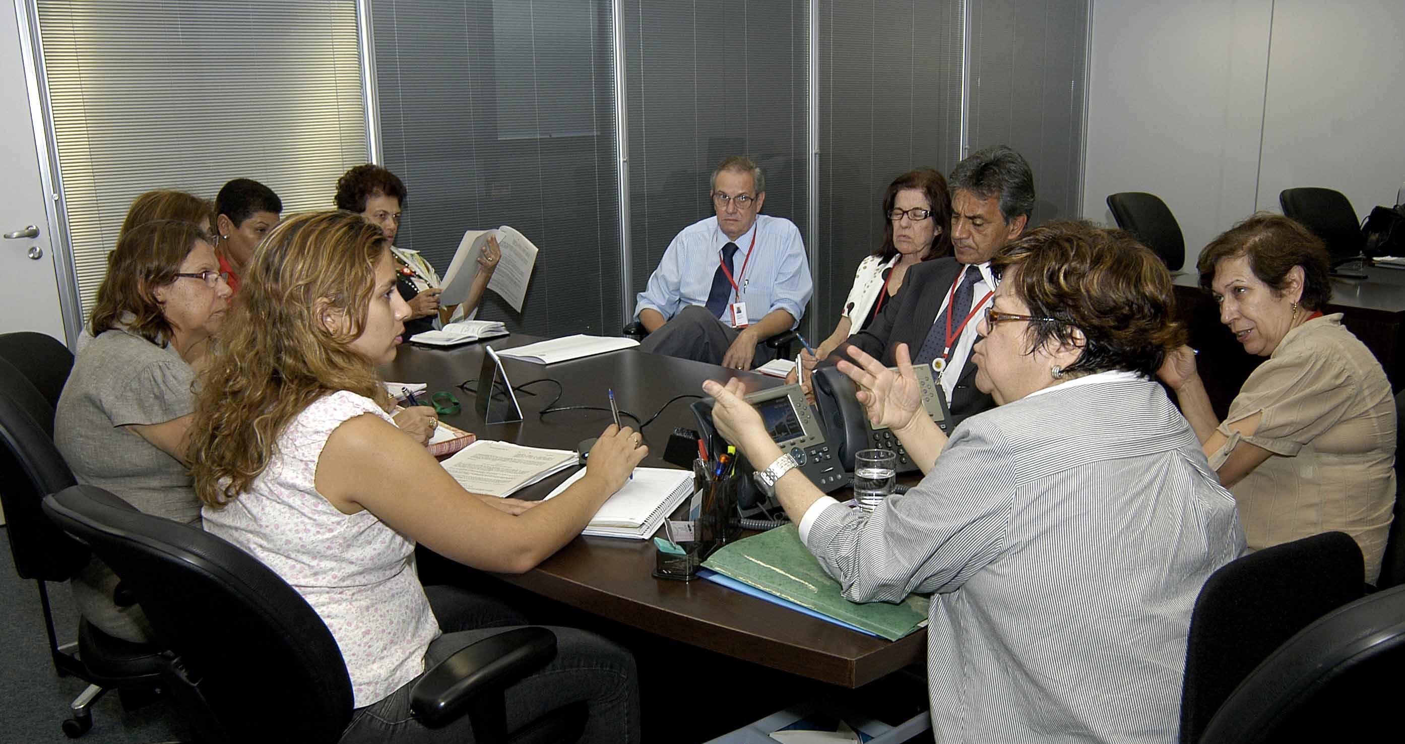 Representantes da Secretaria de Educação se reúnem com integrantes da Comissão de Negociação do SindUTE-MG. Foto: Lúcia Sebe