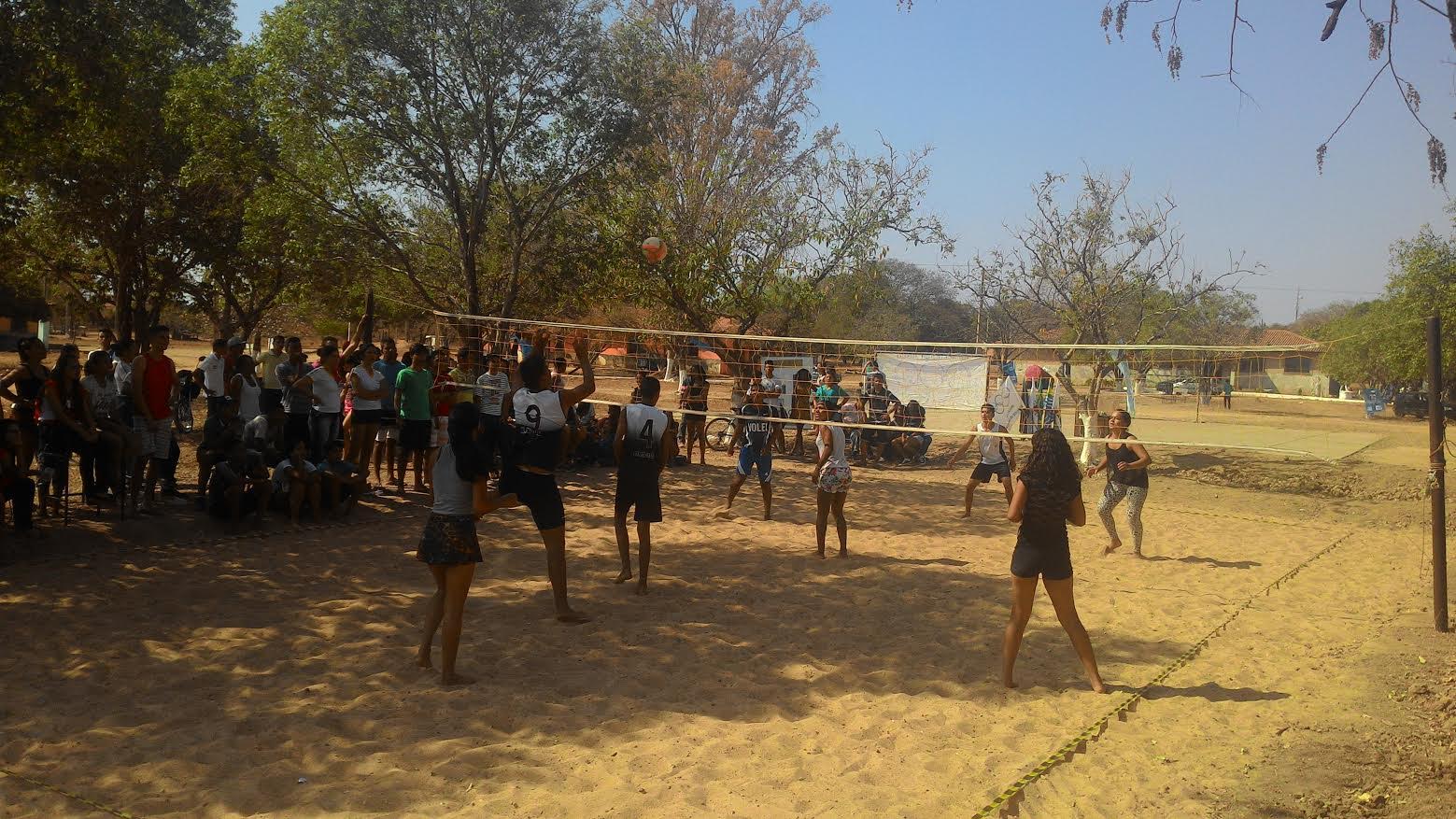 Vôlei de praia fez parte das modalidades esportivas da mini olimpíadas. Foto: Arquivo da Escola